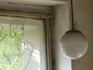 Kresba dělníka v okně budovy Čechova 43