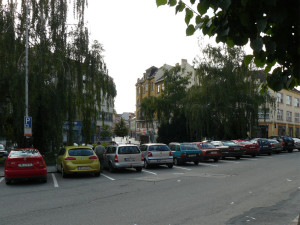 Žerotínovo parkoviště v Přerově. Průchod na náměstí TGM je zatarasen zaparkovanými vozy.